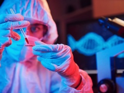 Kontrowersyjny naukowiec znów chce grzebać w genomie zarodków.