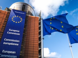 Komisja Europejska będzie walczyć z dezinformacją. Ma nowe wytyczne o reklamie politycznej w internecie
