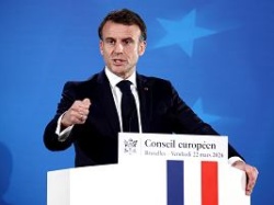 Emmanuel Macron odpiera zarzuty Rosji ws. zamachu pod Moskwą. 