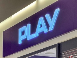 Play rozszerza zasięg internetu i telewizji. Kupił lokalnego operatora