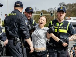 Greta Thunberg zatrzymana przez policję. Chciała zablokować autostradę