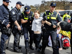 Protest w Hadze. Greta Thunberg zatrzymana przez policję