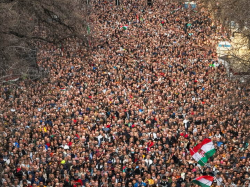 Tysiące demonstrantów na ulicach Budapesztu. 