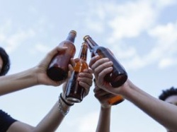Kiedy przestać pić alkohol? Naukowcy podali wiek