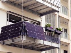 Masowo układają panele na balkonach. Co trzeba zrobić, żeby mieć tani prąd ze słońca?