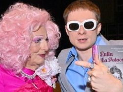 ODMIENIONY Ralph Kaminski bryluje w NOWEJ fryzurze na premierze książki o najstarszej polskiej drag queen (ZDJĘCIA)