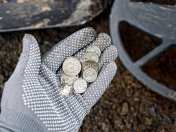 Na polu znaleziono wyjątkową monetę. 