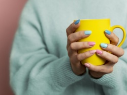 Paznokcie Polly Pocket to uroczy trend w manicurze nie tylko dla nastolatek. Panie 50 plus chętnie decydują się na tę wiosenną stylizację