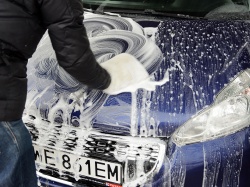 Nie myj tym auta. Te środki kompletnie zniszczą lakier