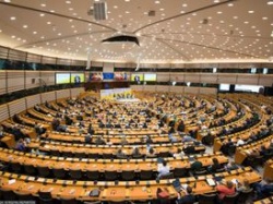 Parlament Europejski przyjął pakt migracyjny. 