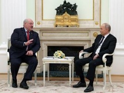 Łukaszenka na Kremlu proponuje pomoc Putinowi. 