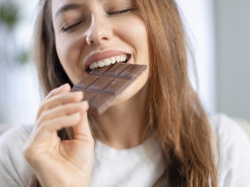 Kochasz czekoladę? To świetnie! Teraz masz 8 powodów, żeby jeść ją z czystym sumieniem. Sprawdź, jak czekolada działa na twój organizm?