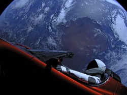 Kosmiczna Tesla Elona Muska wykręciła potężny przebieg. Właśnie wbiła na kolizyjny z Ziemią