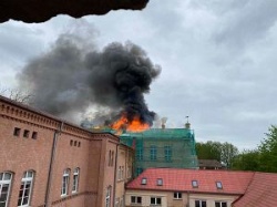 Płonie Akademia Jakuba z Paradyża w Gorzowie Wielkopolskim. Ogień przeszedł na drugi budynek