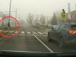 Niebezpieczne zdarzenie w Toruniu. Rowerzysta był już na przejściu
