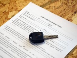 Umowa kupna-sprzedaży samochodu. Jak napisać, a czego nie podpisywać?