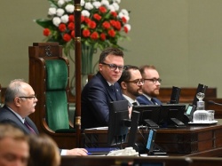 Posłowie nagle zaczęli śpiewać w Sejmie. Hołownia: Złożę formalny wniosek o powołanie chóru