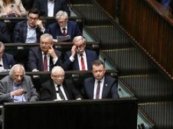 Jarosław Kaczyński czytał w Sejmie własną książkę. Donald Tusk nie szczędzi uszczypliwości
