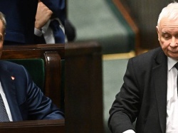 Jarosław Kaczyński wziął do Sejmu książkę. Donald Tusk zakpił z tytułu