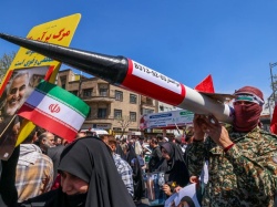 Iran zaatakował Izrael. Wystrzelił w jego stronę ponad 300 dronów i rakiet