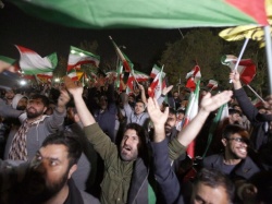Irańczycy świętują atak na Izrael. Tysiące osób na ulicach Teheranu