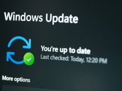 Microsoft naprawia irytujący błąd. Więcej osób zainstaluje Windowsa 11