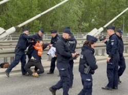 Zaczęło się chwilę po 8. Kordony policji na mostach w Warszawie