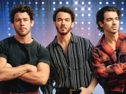 Jonas Brothers tłumaczą się z  przełożenia koncertów w Europie. Jest afera, fani są wściekli