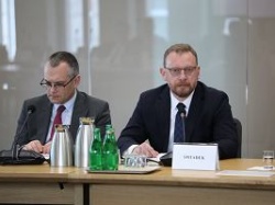Szumowski stanął przed komisją śledczą ds. wyborów kopertowych. Zawahał się już przy pierwszym pytaniu