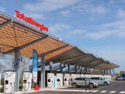 Olbrzymia stacja ładowania samochodów otwarta we Francji. 23 ultraszybkie ładowarki, strefa dla dzieci i restauracje