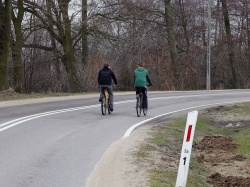 Czy rowerzyści mogą jechać obok siebie na drodze?