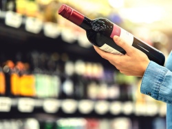 Zakaz sprzedaży alkoholu na stacjach. Minister chce ograniczyć handel