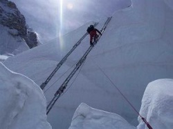 Pod Mount Everest zmierzają rekordowe tłumy, ale nie mogą się wspinać. Nie ma drabinek