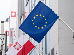 Polacy coraz bardziej eurosceptyczni? Coraz mniej osób pozytywnie o Unii Europejskiej