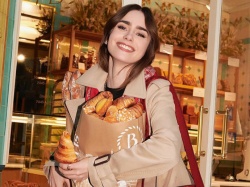 Ile croissantów pomieści torebka Cartier? Odpowiedź znajdziesz w wiosennej kampanii marki z Lily Collins