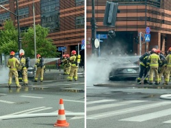 Warszawa. Samochód elektryczny spłonął. Kierowca chciał uniknąć kolizji