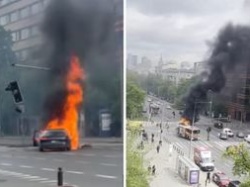 Wypadek w Warszawie. Samochód elektryczny stanął w ogniu