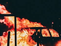 Wypadek na ulicach Warszawy. Spłonął jedyny taki samochód elektryczny w Polsce