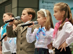 Rosyjskie dzieci układają w szkołach pięcioramienne gwiazdy i literę „Z”. W jakim celu?