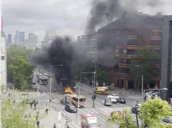 Kłęby dymu i słup ognia. Pożar auta elektrycznego w centrum Warszawy