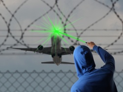 Świecił laserem w samoloty. Teraz czeka go odsiadka