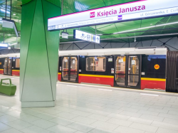 Warszawa. Zapalił się pociąg w metrze. Poważne utrudnienia na linii M2