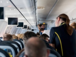 Ile zarabia stewardesa w Polsce? Znamy kwoty netto