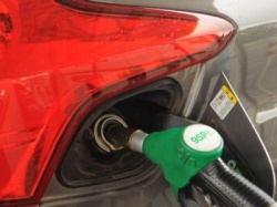 Jak oszczędnie jeździć autem z silnikiem benzynowym? Ile można zaoszczędzić?