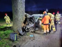 Mazda uderzyła w drzewo. Nie żyje jedna osoba