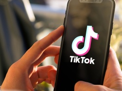 TikTok chce płacić ludziom, żeby uzależnili się od aplikacji. Unia Europejska mówi: chyba was pogięło