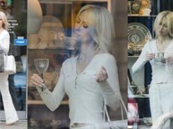Uzbrojona w torbę Prady za ponad 10 TYSIĘCY złotych Magdalena Ogórek buszuje po sklepie z luksusową porcelaną (ZDJĘCIA)