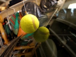 Piłka tenisowa zawieszona w garażu. Co to za patent?