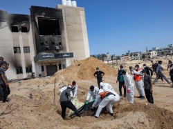 Masowe groby w Strefie Gazy. Co na to armia Izraela?