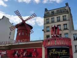 Moulin Rouge uszkodzone. Z atrakcji Paryża odpadł charakterystyczny element